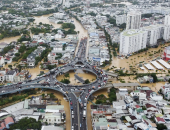 Nhiều tài xế, xe hàng mắc kẹt trên quốc lộ do lũ